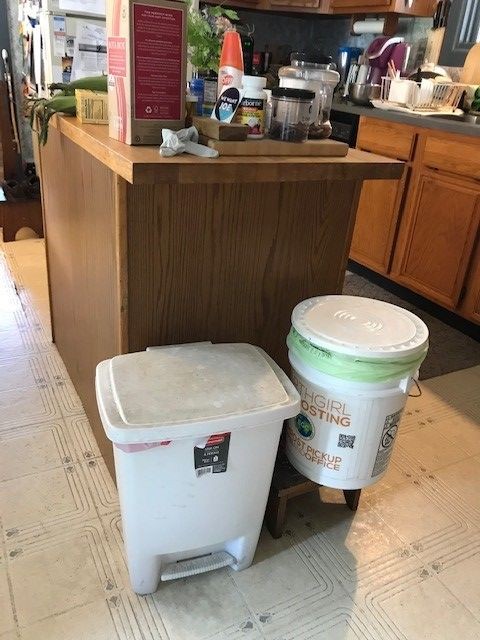 Kitchen compost bucket